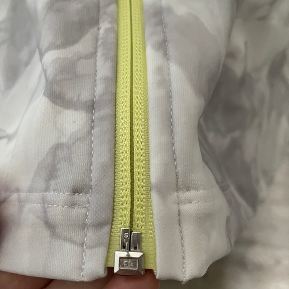 ⭐️2 for $25⭐️ 

Mondetta White, Marble and Yellow Zip up - Picture 7 of 15